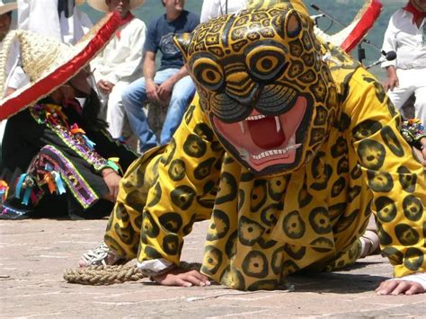  “La Danza del Jaguar” Un Esplosione di Colori Vibrant e Simboli Misteriosi